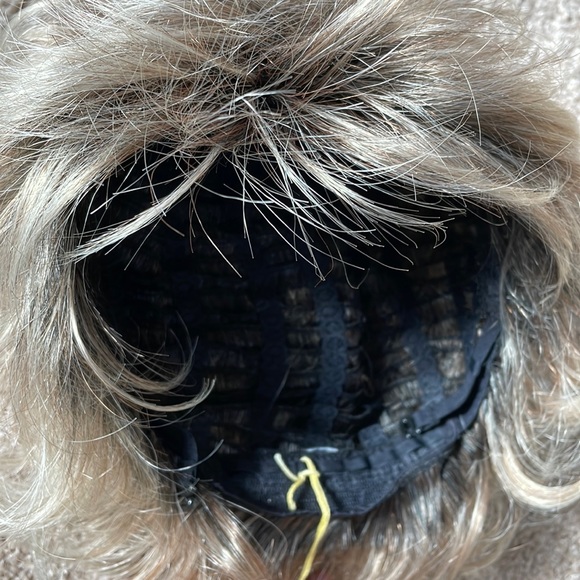 NWT 8” fluffy curl wig light blonde with dark roots messy no parting adjustable - Picture 10 of 13